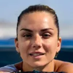 Βάσω Λασκαράκη σε καλοκαιρινή φωτογραφία μέσα στην πισίνα.