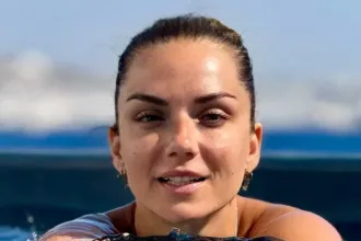 Βάσω Λασκαράκη σε καλοκαιρινή φωτογραφία μέσα στην πισίνα.