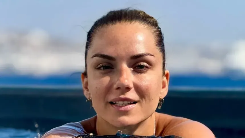 Βάσω Λασκαράκη σε καλοκαιρινή φωτογραφία μέσα στην πισίνα.