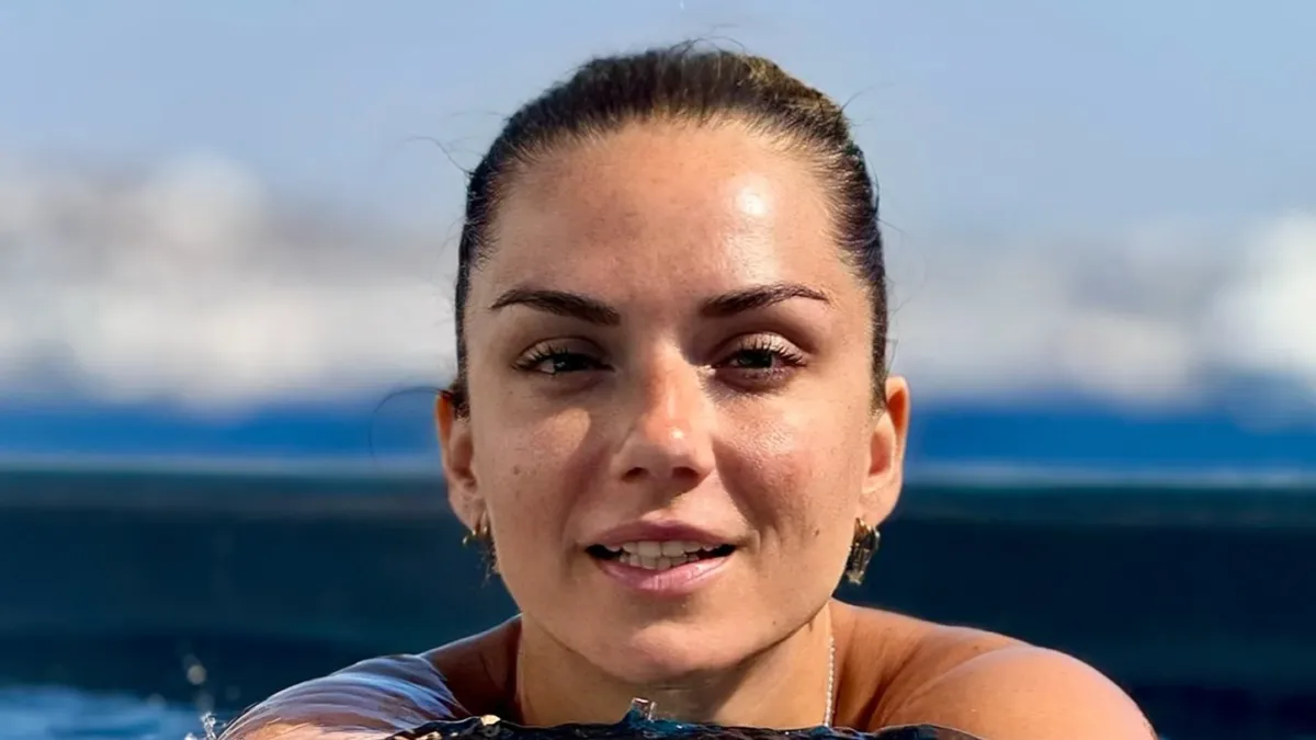 Βάσω Λασκαράκη σε καλοκαιρινή φωτογραφία μέσα στην πισίνα.