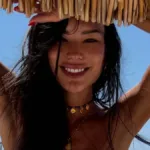 Η Βάσω Βιλέγκας ποζάρει μπροστά από το χριστουγεννιάτικο δέντρο