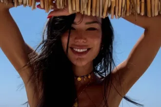 Η Βάσω Βιλέγκας ποζάρει μπροστά από το χριστουγεννιάτικο δέντρο