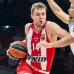 Ο Σάσα Βεζένκοφ προβληματισμένος στο παιχνίδι του Ολυμπιακού με την Παρί