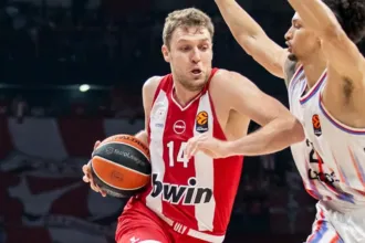 Ο Σάσα Βεζένκοφ προβληματισμένος στο παιχνίδι του Ολυμπιακού με την Παρί