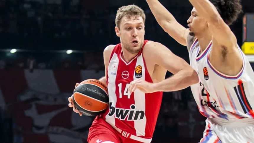 Ο Σάσα Βεζένκοφ προβληματισμένος στο παιχνίδι του Ολυμπιακού με την Παρί