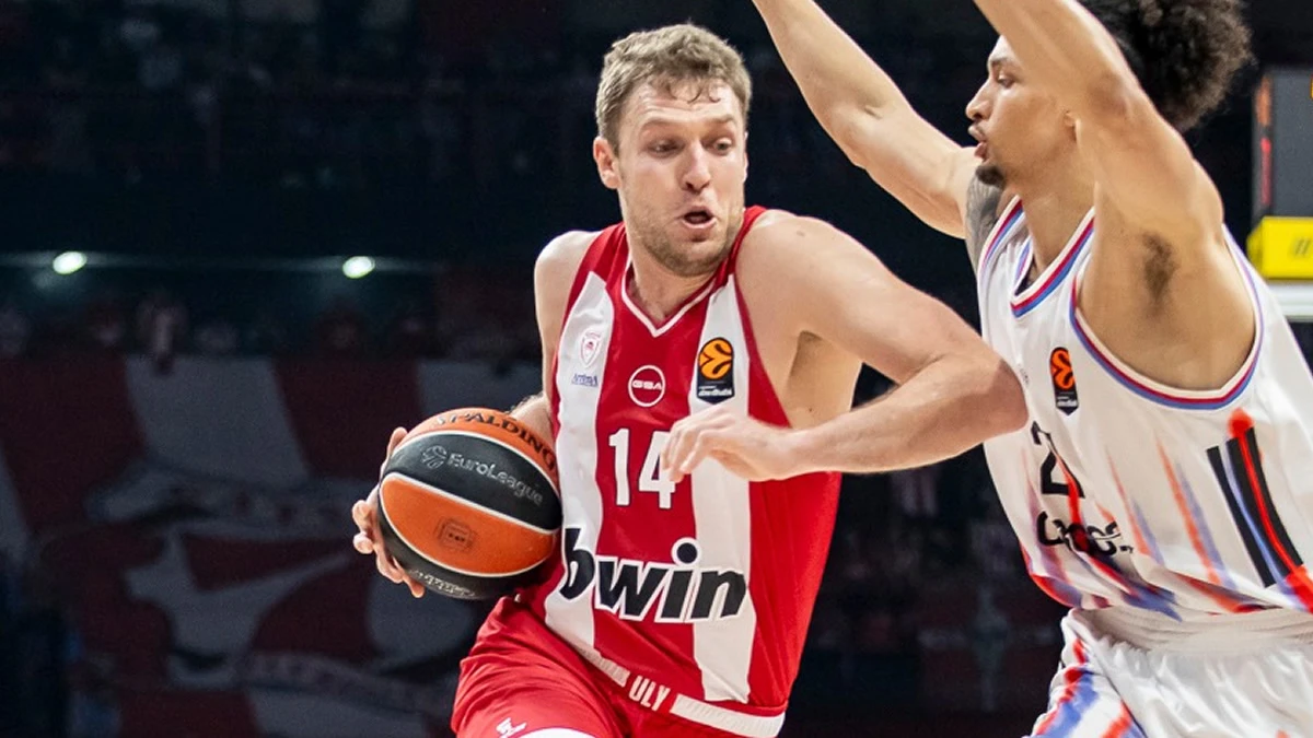 Ο Σάσα Βεζένκοφ προβληματισμένος στο παιχνίδι του Ολυμπιακού με την Παρί