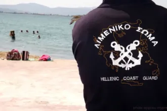 Άνδρας του λιμενικού σε παραλία