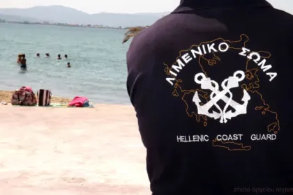 Άνδρας του λιμενικού σε παραλία