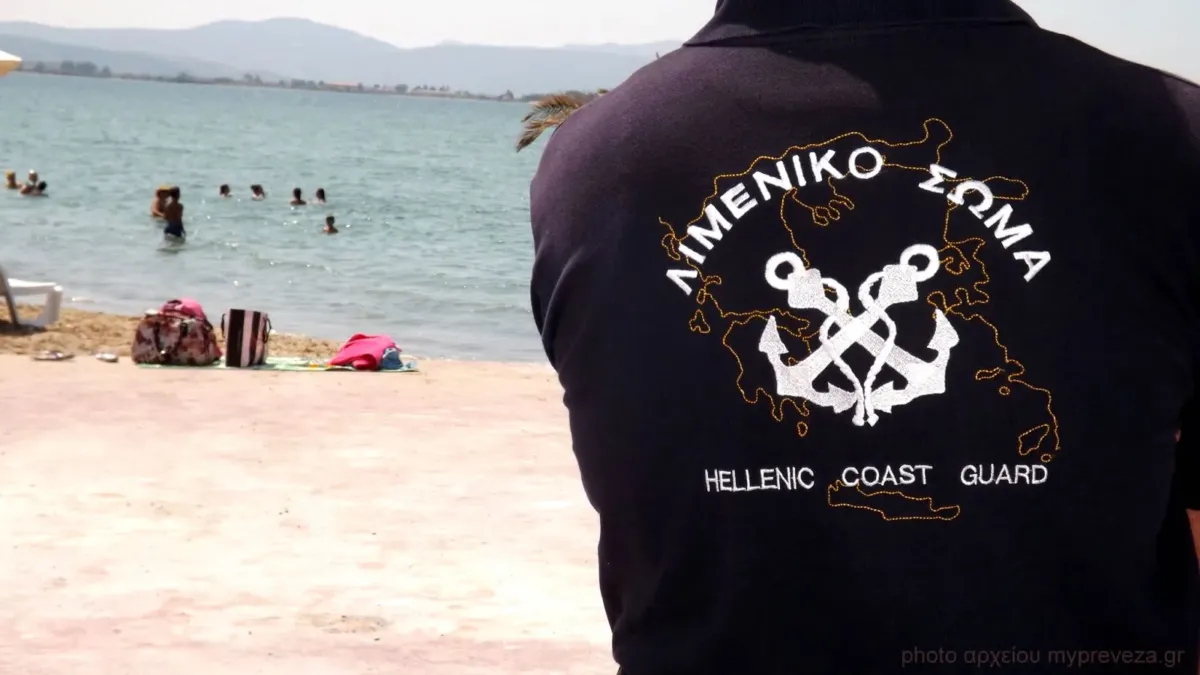 Άνδρας του λιμενικού σε παραλία