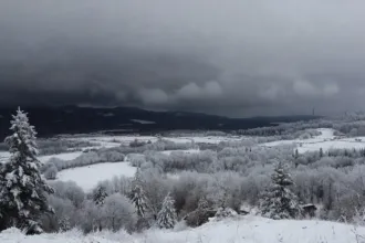 Χιόνια και κακοκαιρία σε ορεινή περιοχή της Ελλάδας