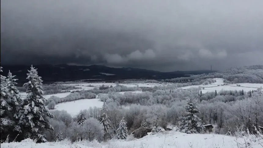 Χιόνια και κακοκαιρία σε ορεινή περιοχή της Ελλάδας