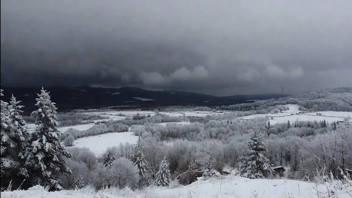 Χιόνια και κακοκαιρία σε ορεινή περιοχή της Ελλάδας
