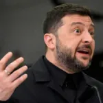 Ο Βολοντίμιρ Ζελένσκι σε επίσημη εμφάνιση με φόντο σημαίες της Ουκρανίας και της Ευρώπης