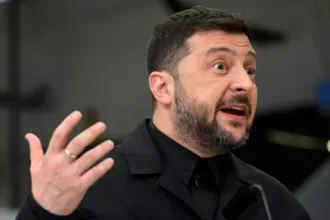 Ο Βολοντίμιρ Ζελένσκι σε επίσημη εμφάνιση με φόντο σημαίες της Ουκρανίας και της Ευρώπης