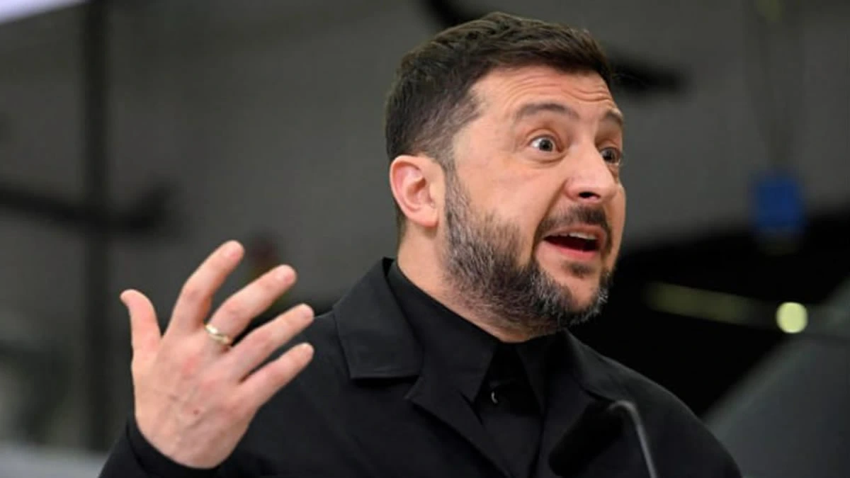 Ο Βολοντίμιρ Ζελένσκι σε επίσημη εμφάνιση με φόντο σημαίες της Ουκρανίας και της Ευρώπης