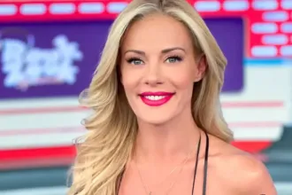 Η Ζέτα Μακρυπούλια γελάει με την ατάκα του παίκτη που της έκανε προξενιό με τον πατέρα του στο Ρουκ Ζουκ.