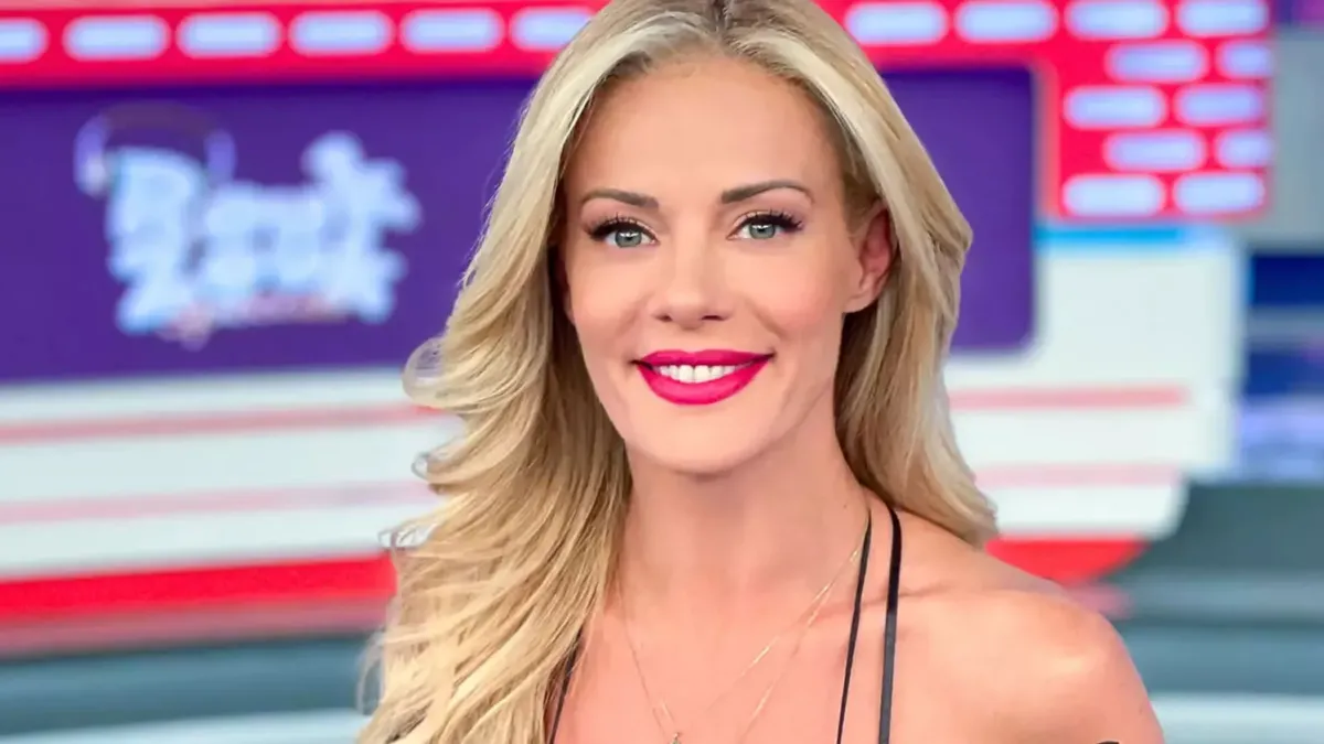 Ρουκ Ζουκ: Του έκανε προξενιό με τον πατέρα του – Η ατάκα του παίκτη που άφησε άφωνη τη Ζέτα Μακρυπούλια 1 Η Ζέτα Μακρυπούλια γελάει με την ατάκα του παίκτη που της έκανε προξενιό με τον πατέρα του στο Ρουκ Ζουκ.