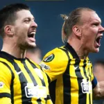 Οι παίκτες της ΑΕΚ πανηγυρίζουν τη νίκη επί της Κραϊόβα στην OPAP Arena