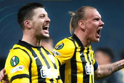 Οι παίκτες της ΑΕΚ πανηγυρίζουν τη νίκη επί της Κραϊόβα στην OPAP Arena