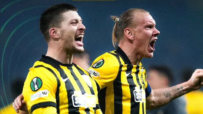 Οι παίκτες της ΑΕΚ πανηγυρίζουν τη νίκη επί της Κραϊόβα στην OPAP Arena