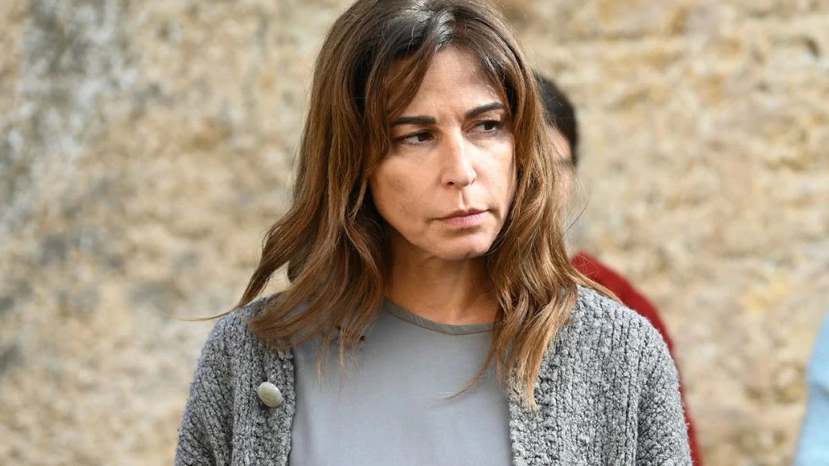 Χριστίνα κρατά νεογέννητο στη φυλακή ενώ στο σπίτι του ιερέα η Πετρούλα αποχαιρετά τον Νικόλαο