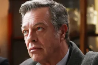 Ο Κλεάνθης από τον «Άγιο Έρωτα» σε στιγμή έντασης στη σειρά.