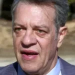 Ο Κλεάνθης παραδίδει τη μικρή Ελευθερία στη Χλόη λίγο πριν πεθάνει στη σειρά Άγιος Έρωτας