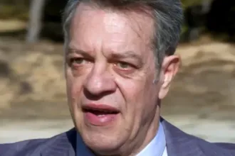 Ο Κλεάνθης παραδίδει τη μικρή Ελευθερία στη Χλόη λίγο πριν πεθάνει στη σειρά Άγιος Έρωτας