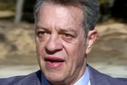 Ο Κλεάνθης παραδίδει τη μικρή Ελευθερία στη Χλόη λίγο πριν πεθάνει στη σειρά Άγιος Έρωτας