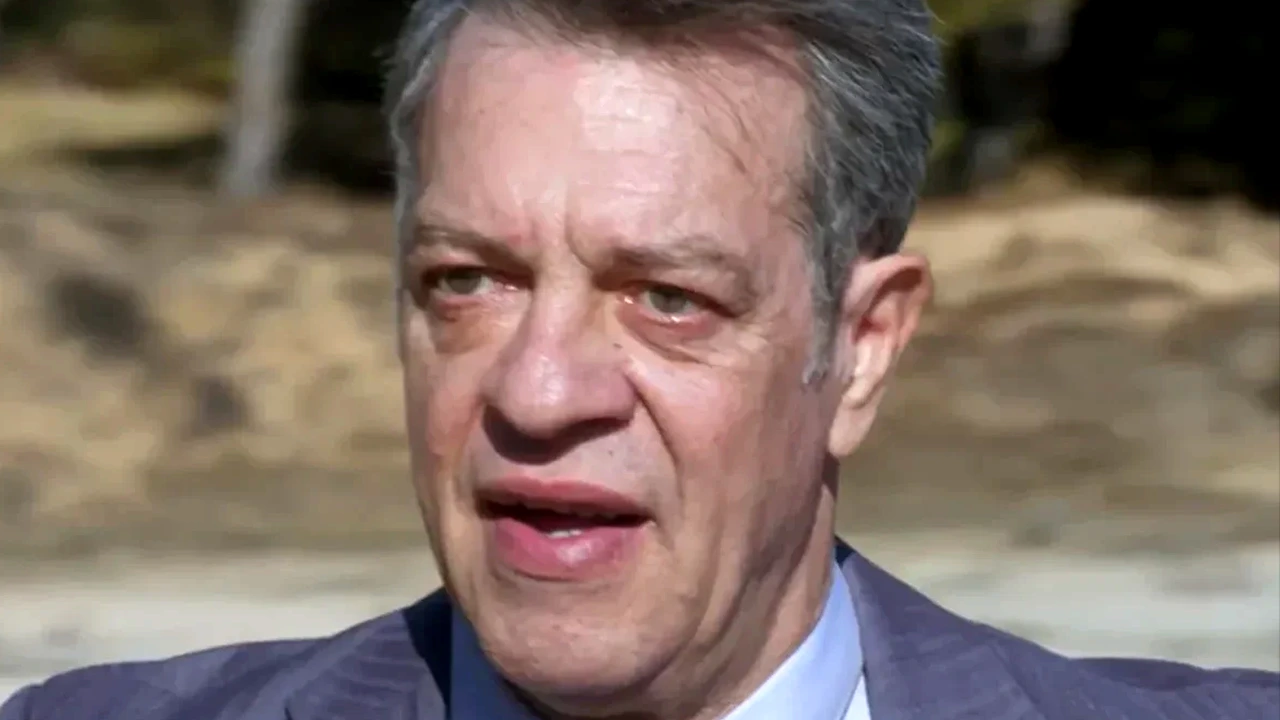 Ο Κλεάνθης παραδίδει τη μικρή Ελευθερία στη Χλόη λίγο πριν πεθάνει στη σειρά Άγιος Έρωτας