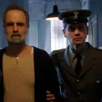 Σκηνή απο την σειρά Άγιος Έρωτας με τον Παύλο να οδηγείτε στη φυλακή