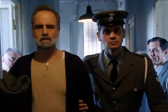 Σκηνή απο την σειρά Άγιος Έρωτας με τον Παύλο να οδηγείτε στη φυλακή