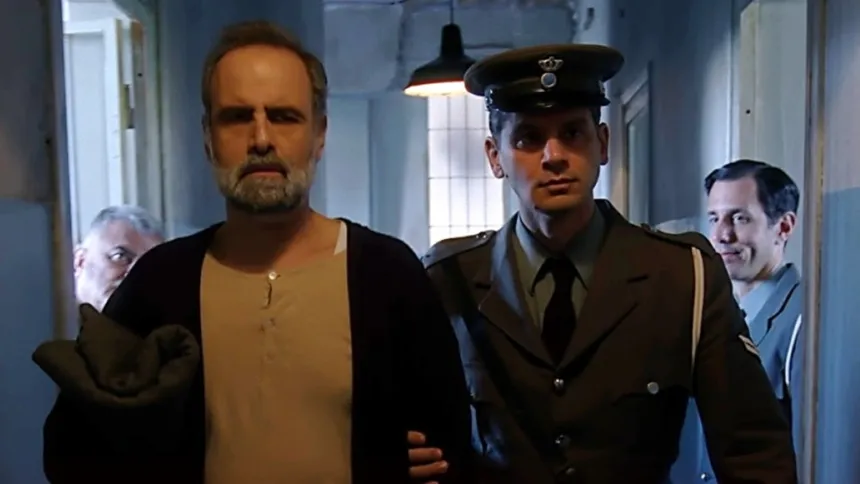 Σκηνή απο την σειρά Άγιος Έρωτας με τον Παύλο να οδηγείτε στη φυλακή