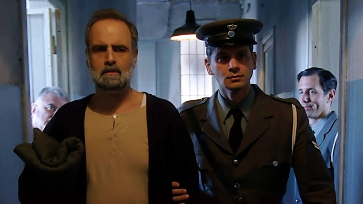 Σκηνή απο την σειρά Άγιος Έρωτας με τον Παύλο να οδηγείτε στη φυλακή