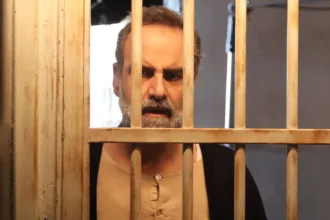 Ο Παύλος πίσω απο τα σίδερα της φυλακής στην σειρά Άγιος Έρωτας