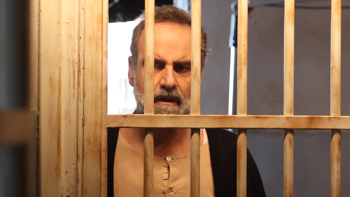 Ο Παύλος πίσω απο τα σίδερα της φυλακής στην σειρά Άγιος Έρωτας