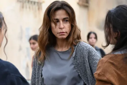 Η Χριστίνα σε σκηνή έντασης μέσα στις φυλακές στον «Άγιο Έρωτα», λίγο πριν αναλάβει αρχηγός.