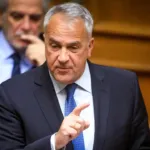 Ο Μάκης Βορίδης προκαλεί με τη φράση «με το δεν μιλάω δεν θα πάρει τίποτα κανένας». Ο εμπαιγμός προς τους αγρότες συνεχίζεται.