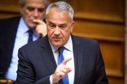 Ο Μάκης Βορίδης προκαλεί με τη φράση «με το δεν μιλάω δεν θα πάρει τίποτα κανένας». Ο εμπαιγμός προς τους αγρότες συνεχίζεται.