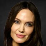 Η Angelina Jolie στο εξώφυλλο του TIME France με πόζα που αποκαλύπτει διακριτικά την ουλή μαστεκτομής και βλέμμα προς τον φακό