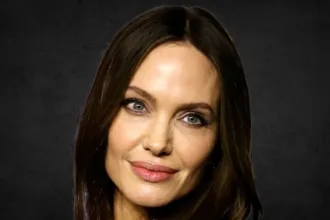 Η Angelina Jolie στο εξώφυλλο του TIME France με πόζα που αποκαλύπτει διακριτικά την ουλή μαστεκτομής και βλέμμα προς τον φακό