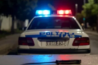 Περιπολικό της αστυνομίας στο σημείο επίθεσης ανηλίκου στον Χολαργό