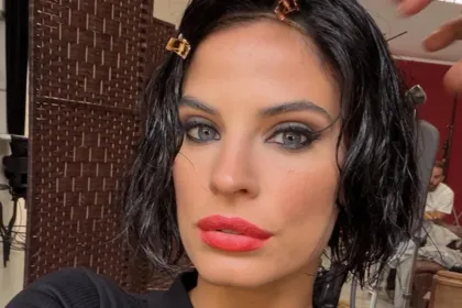 Χριστίνα Μπόμπα σε αισθησιακή χριστουγεννιάτικη φωτογράφιση