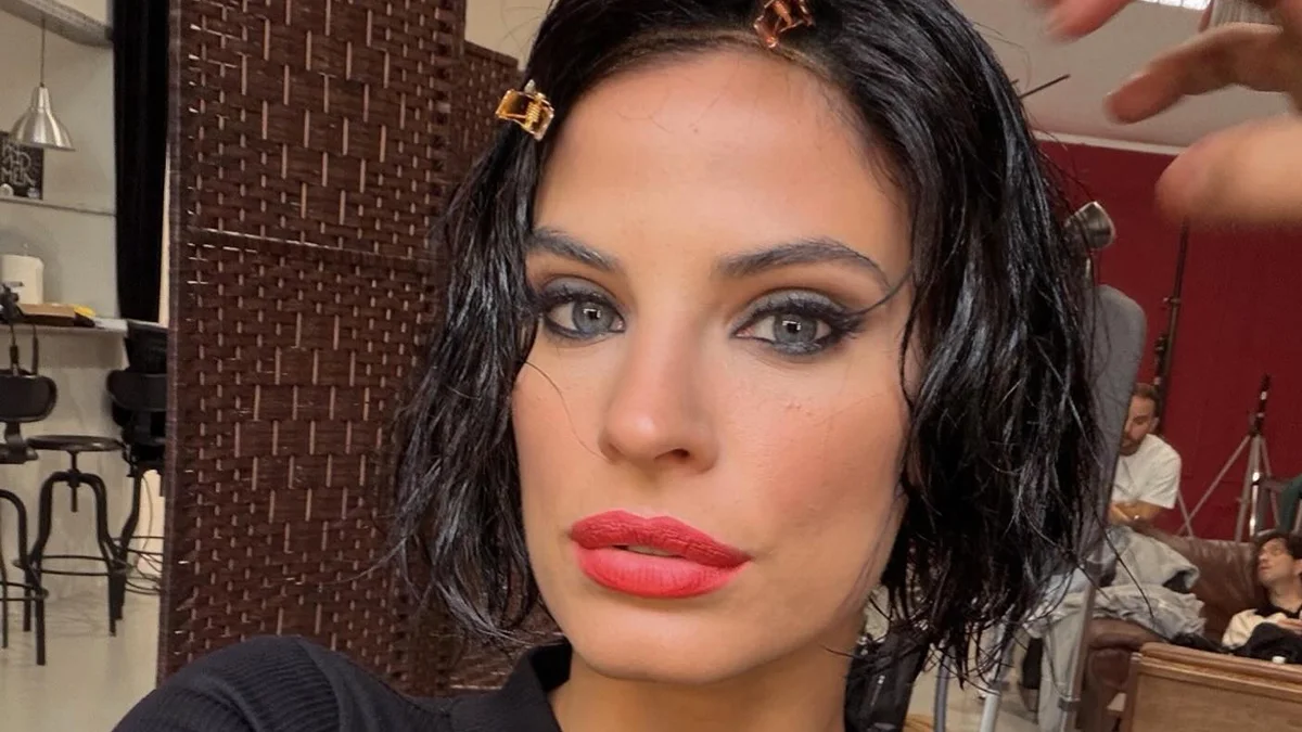 Χριστίνα Μπόμπα: Η εμφάνιση με lingerie που έκανε το Instagram να πάρει φωτιά 1 Χριστίνα Μπόμπα σε αισθησιακή χριστουγεννιάτικη φωτογράφιση