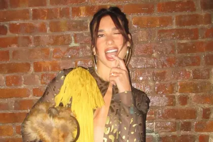 Η Dua Lipa με sheer σύνολο Ferragamo Spring/Summer 2026