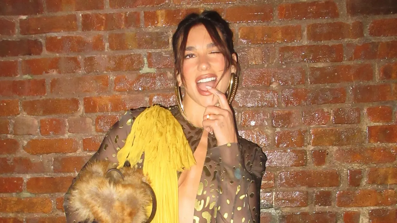 Η Dua Lipa επαναπροσδιορίζει το sheer dressing με look Ferragamo Spring/Summer 2026 1 Η Dua Lipa με sheer σύνολο Ferragamo Spring/Summer 2026