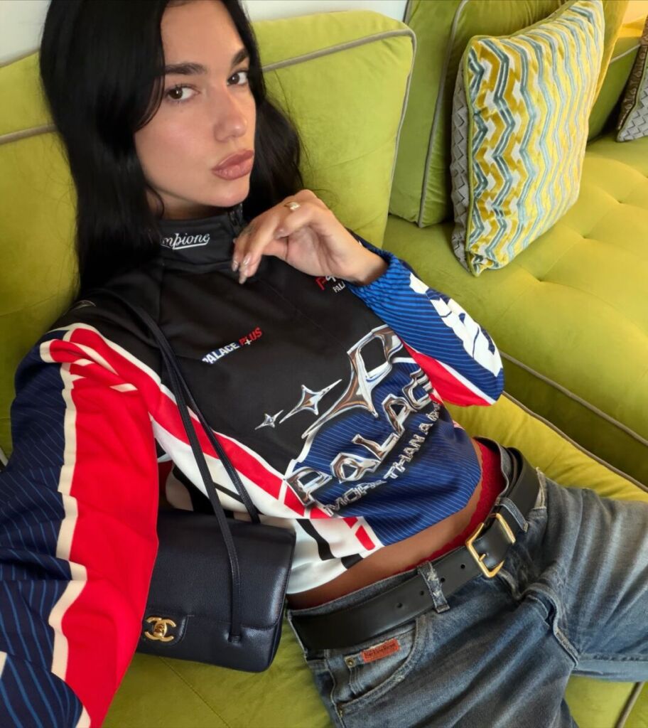 Dua Lipa: Το look που επαναφέρει το δαντελένιο Y2K στρινγκ στο προσκήνιο 2 Dua Lipa