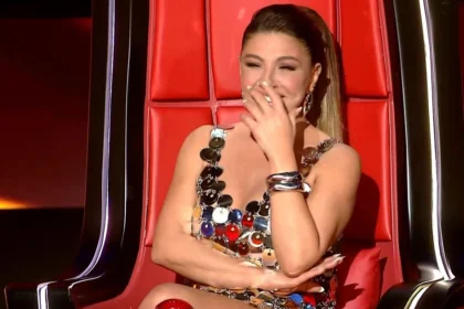 Η Έλενα Παπαρίζου με χρυσό μίνι φόρεμα στον τελικό του The Voice