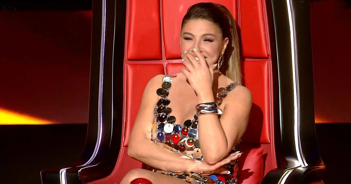 Η Έλενα Παπαρίζου με χρυσό μίνι φόρεμα στον τελικό του The Voice