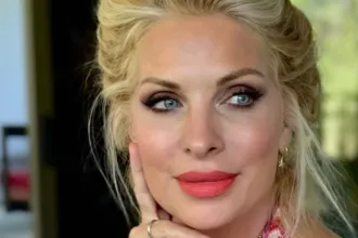 Αρχείο φωτογραφίας της Ελένης Μενεγάκη από παλιά έξοδο σε ανθοπωλείο